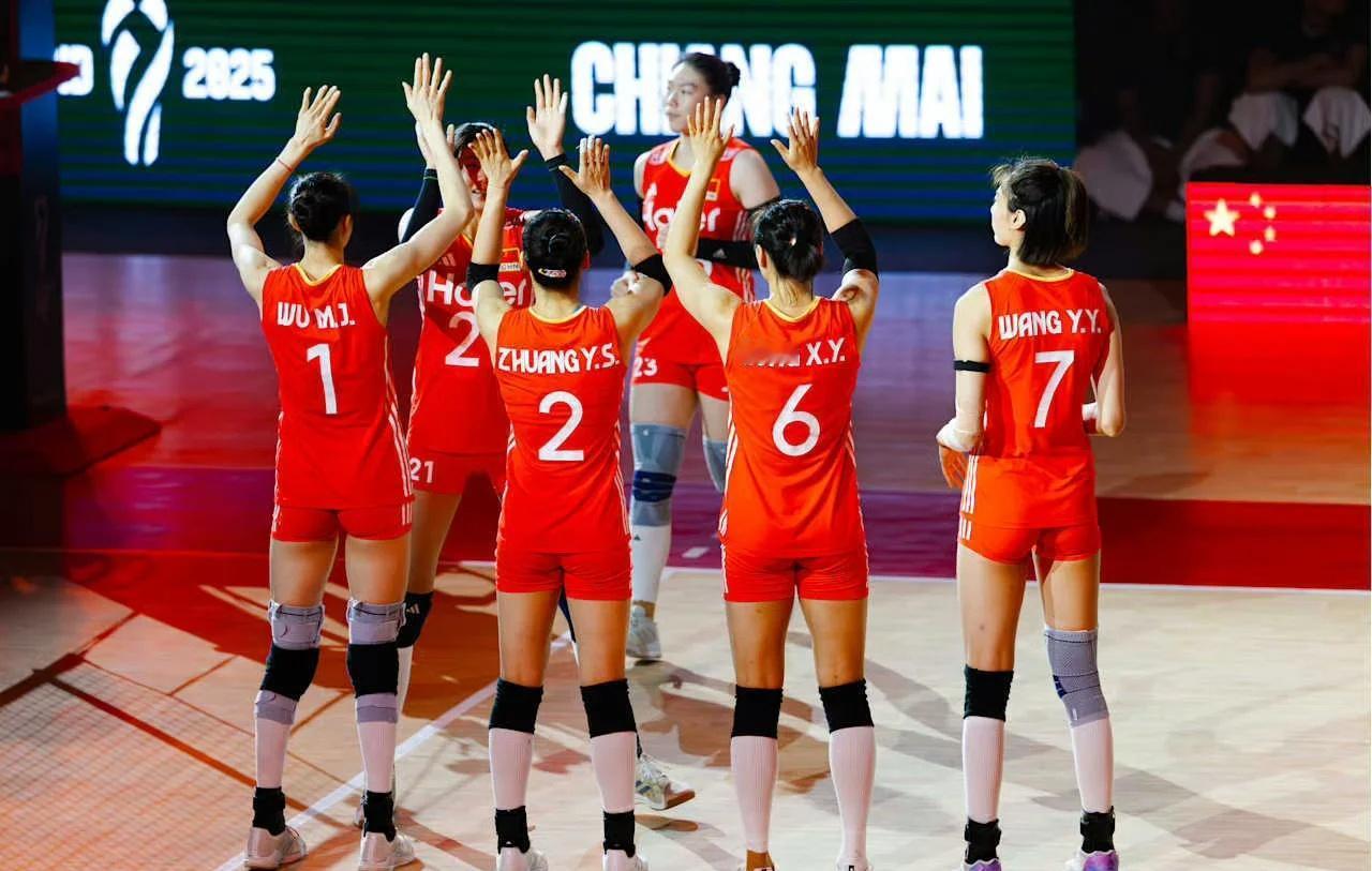 如今的女排早已完成换血，12名00后挑起大梁，吴梦洁扣球犀利、张籽萱传球灵动，再