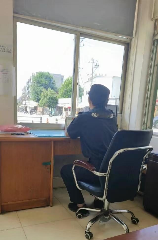 我厂里保安福利真好！一月上28天班/12小时，一月到手工资9500元，就是扣了保