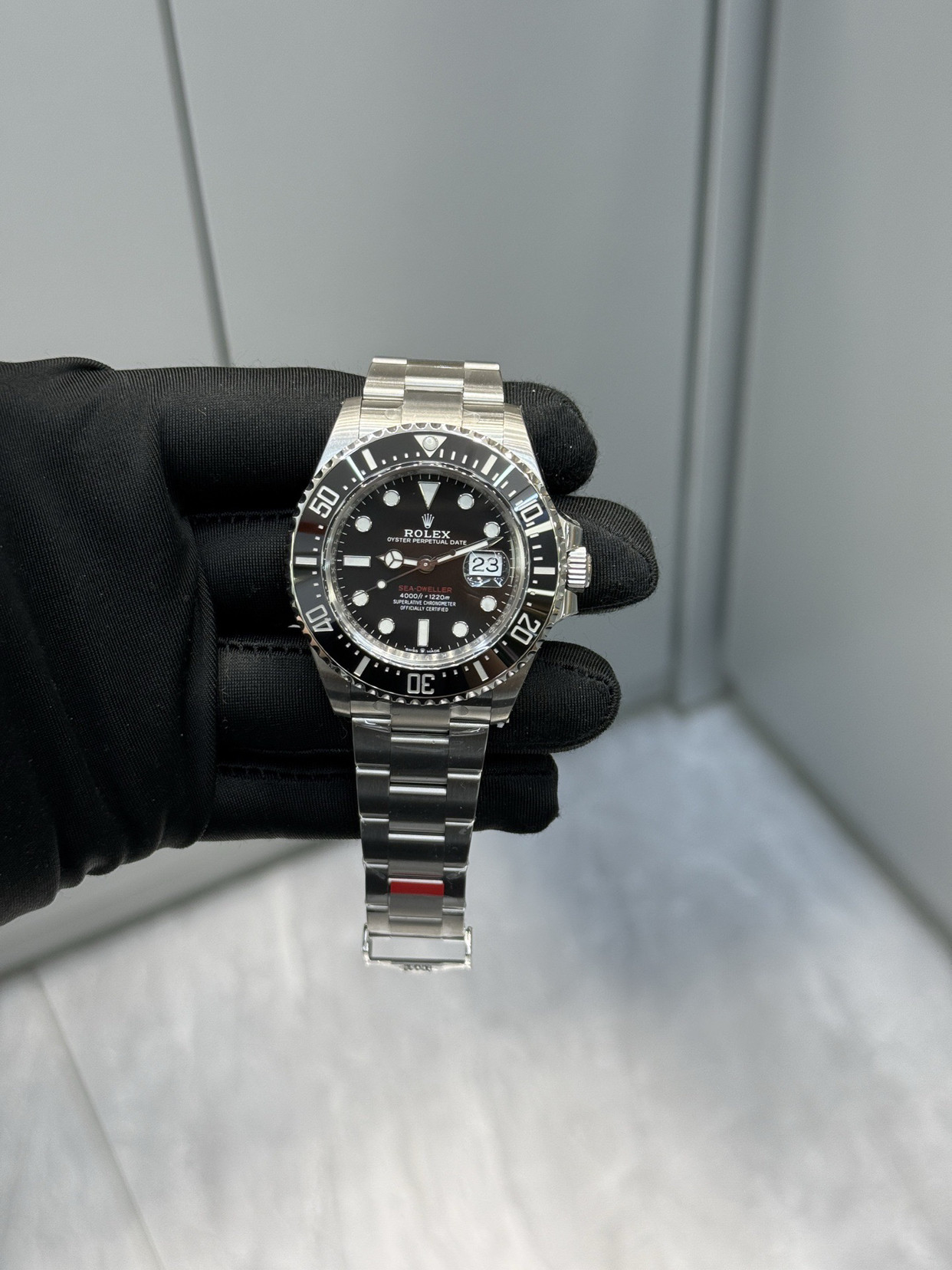 劳力士“丹红鬼王”：深海中的一抹亮色在劳力士的专业潜水表家族中，“鬼王”是海使型系列的昵称，以其强悍