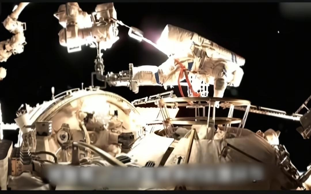 家人们，你们敢信吗？太空中一道不到2毫米的小裂纹，差点让价值10个亿的飞船回不了