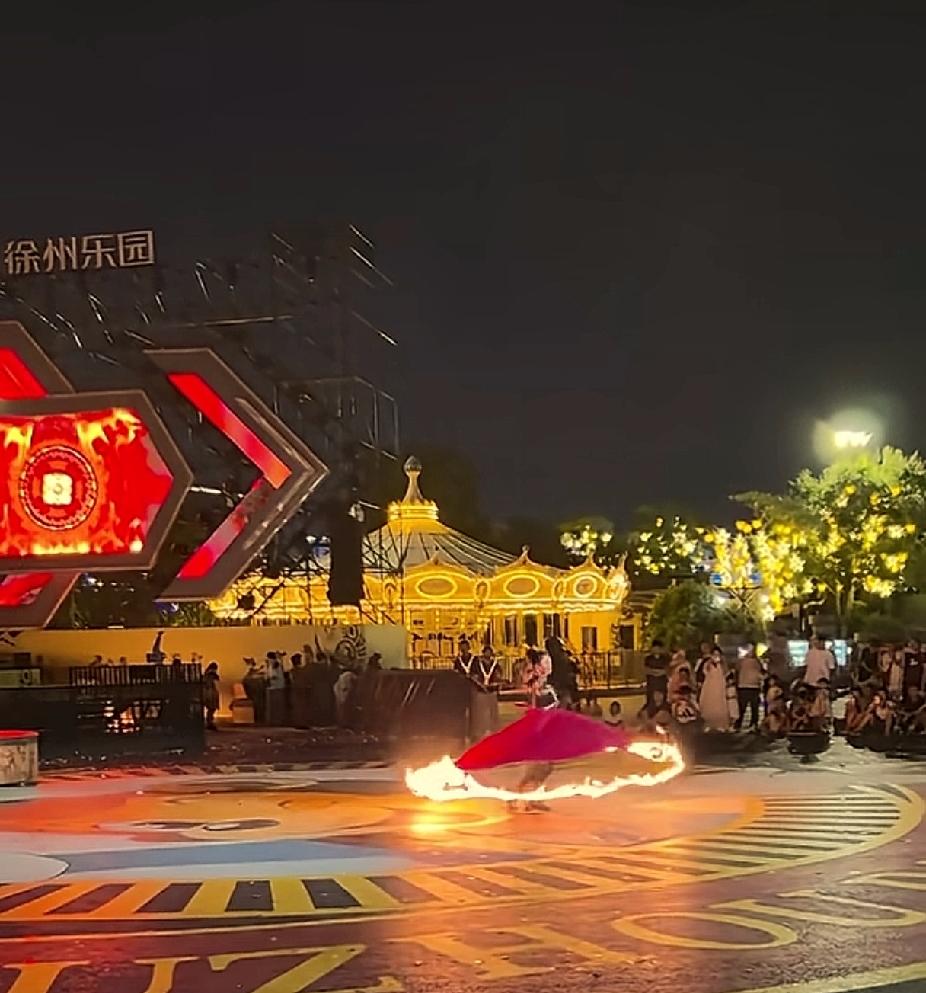 徐州乐园火舞表演出事！跳舞女生的裙子直接被火星引燃，边上工作人员反应慢吞吞，没能