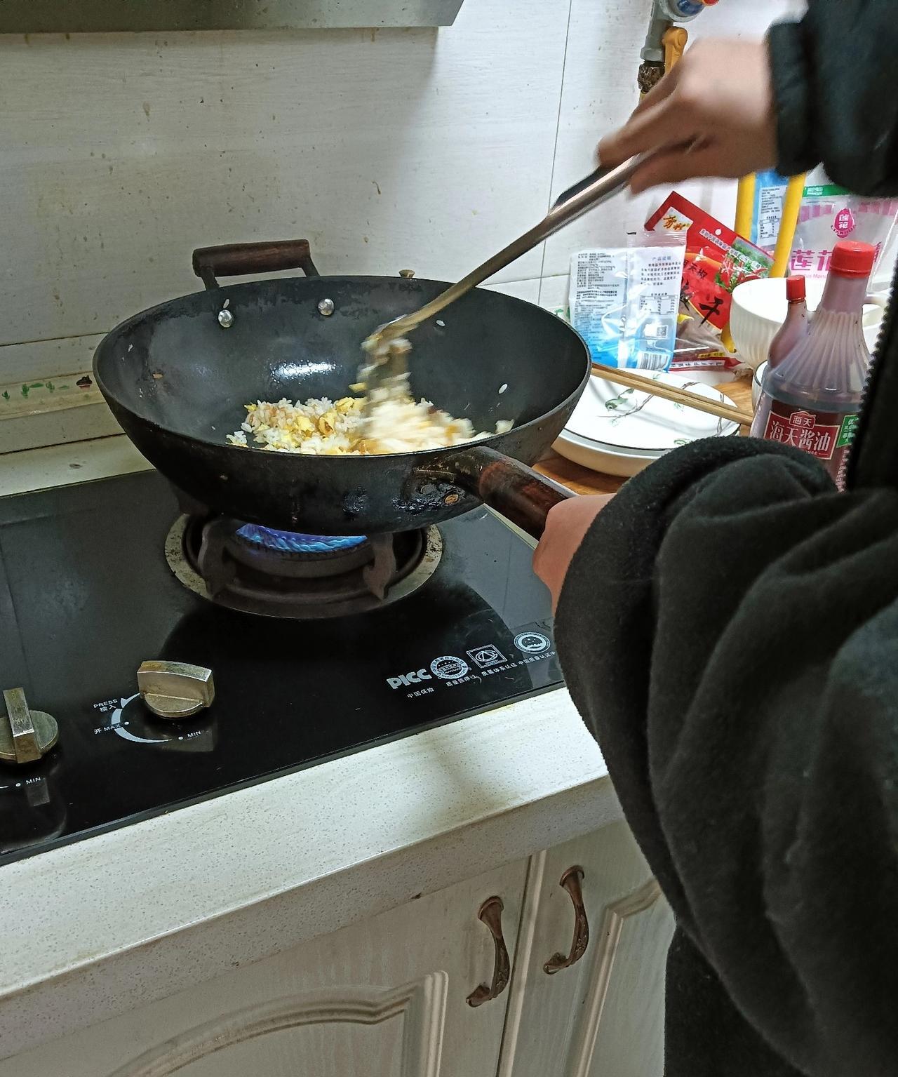 午饭我又没有做，儿子自己蒸的米饭，又炒蛋炒饭，早晨的粥又剩了一大碗，从早晨到现在