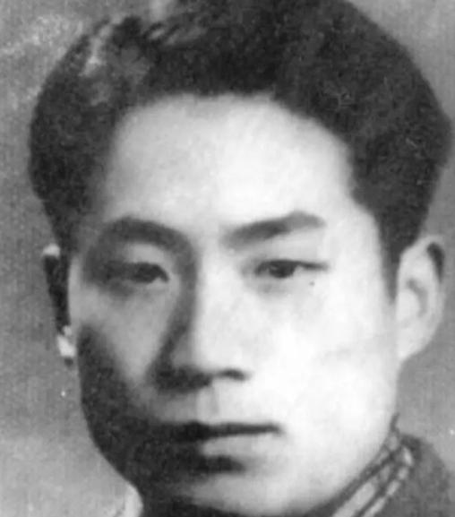1948年4月18日，地下党员李维嘉接完头，正要回家，一个小姑娘却偷偷朝他摆手，
