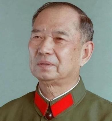 1982年，开国少将尤太忠视察部队，见一副团长好生眼熟，暗骂一句大事不好，立刻打