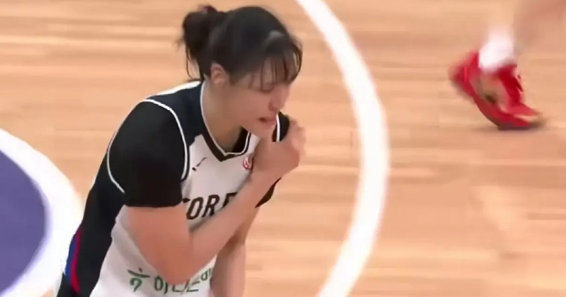 我是一直没有明白，韩国中锋朴智秀明显是用右手去防张子宇的，要受伤也是右肩膀啊，怎