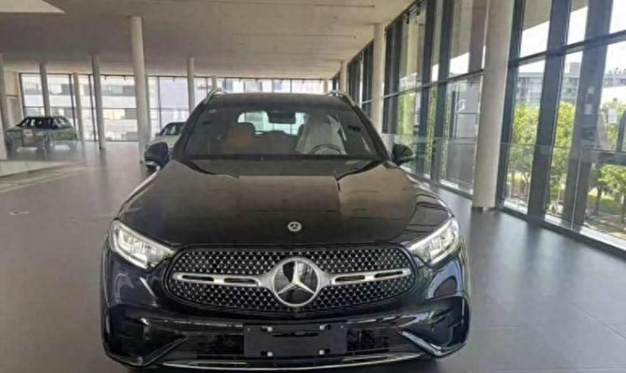 内容：谁能想到，曾经在豪华SUV市场横着走的奔驰GLC，如今也得靠降价找存在感。