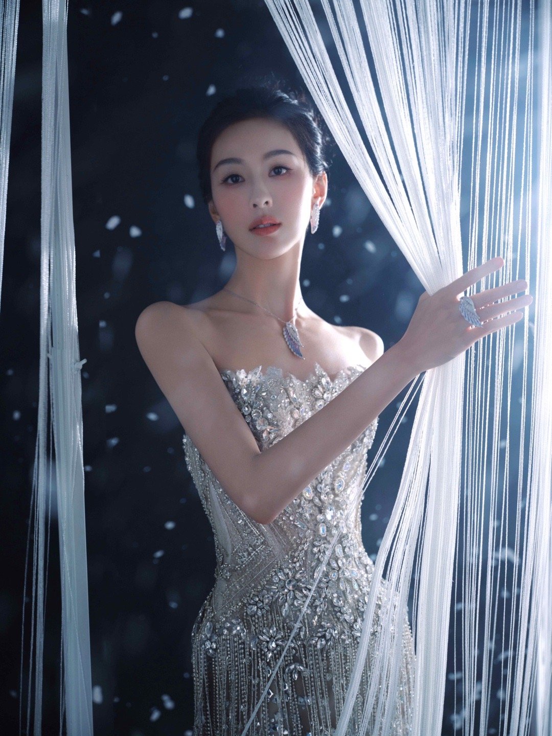 陈都灵银色流苏裙陈都灵把银河穿身上又被陈都灵今天的出发图美到了，闪闪发光的裙子