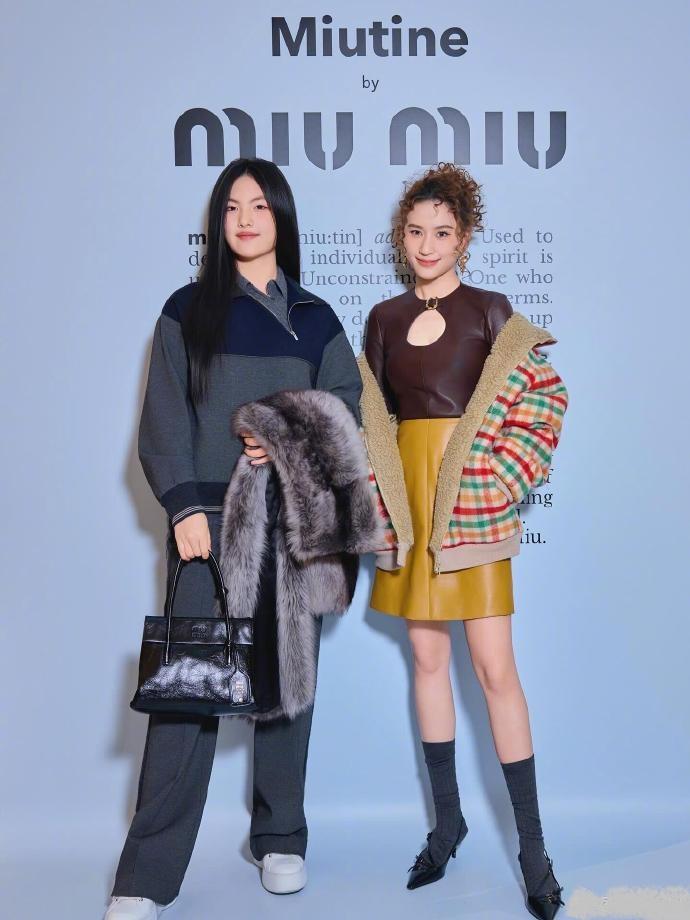 最近何超莲和王诗龄一起出席时尚活动，两位站在一起真的是很般配，看起来像一对年轻的