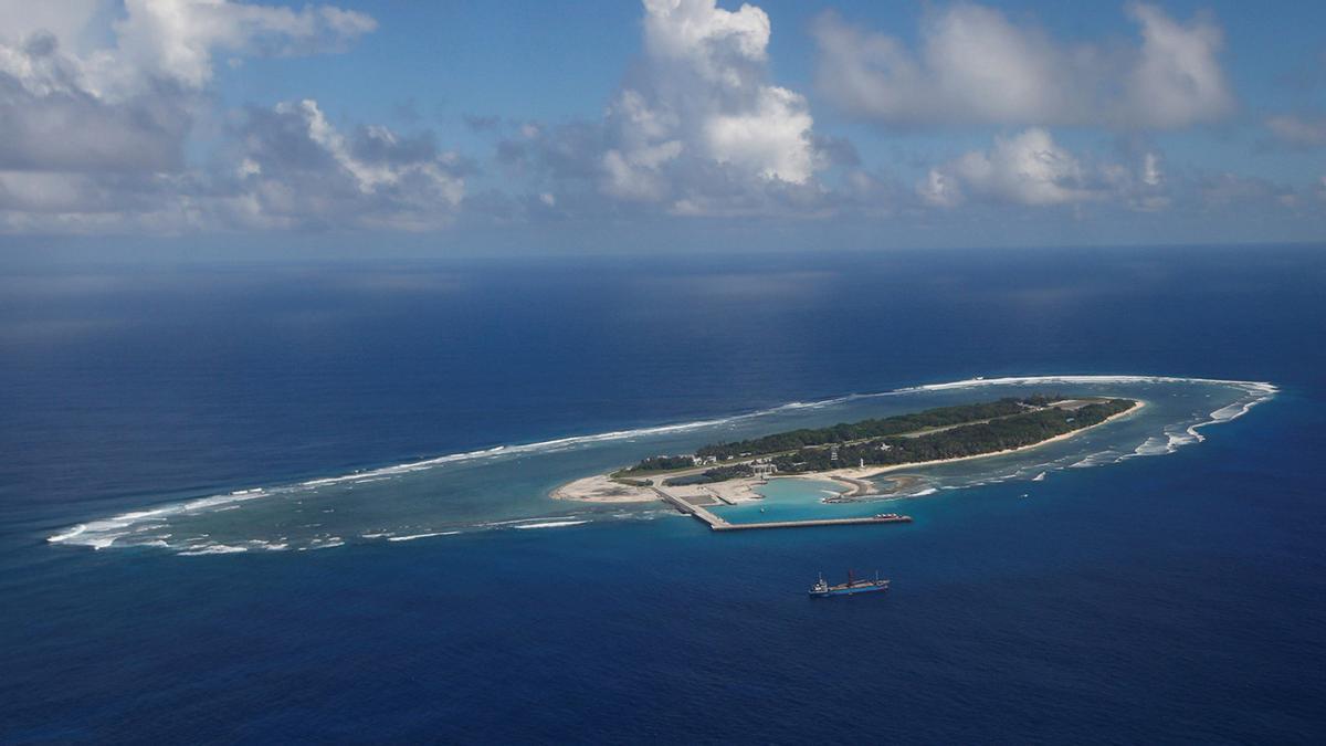 美航母闯入南海后，解放军增兵黄岩岛，菲司令：20年内难敌中国。当美国航母驶入南海