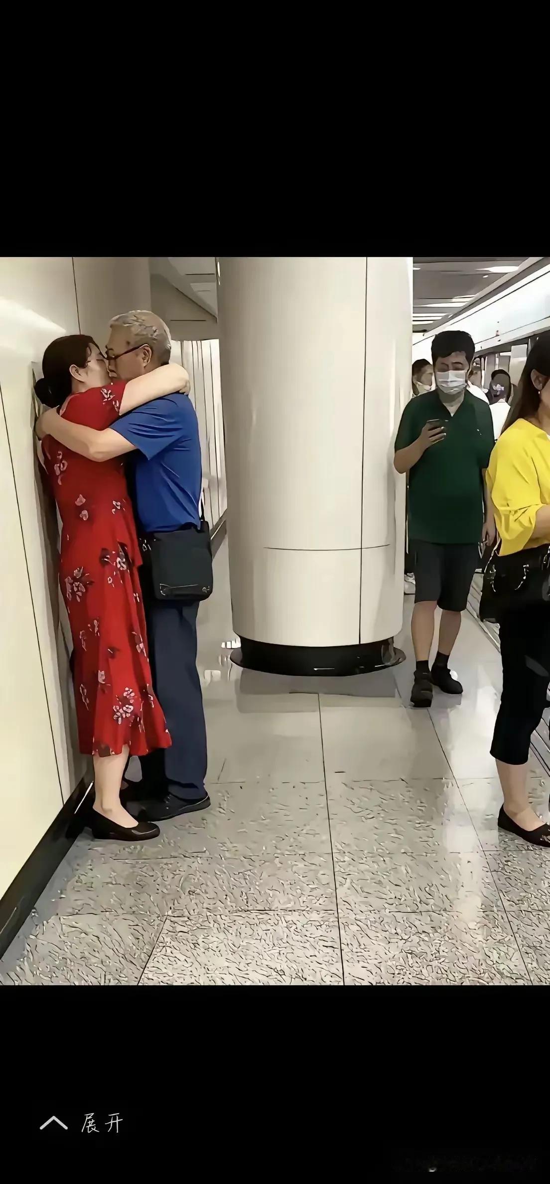 老人就得有老人的样子吧？大把年纪还搞那些不清不楚的事，让子女脸往哪儿搁？自己就不