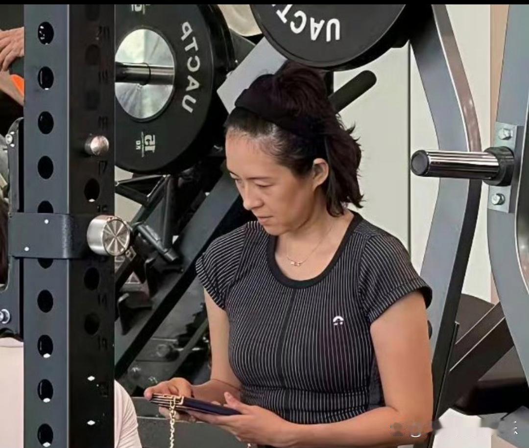 47岁章子怡在健身房被偶遇，脸部素颜，整个人看起来状态很好。