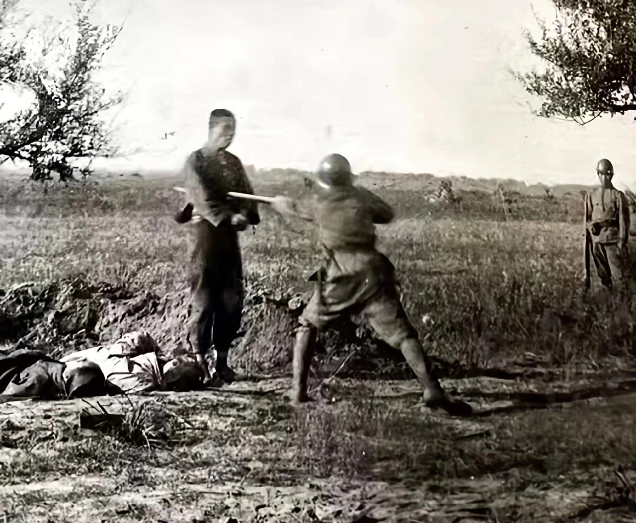 这张照片，是侵华日军血淋淋的罪证！​先辈双手已被日寇砍去，却仍傲然挺立。敌人刺