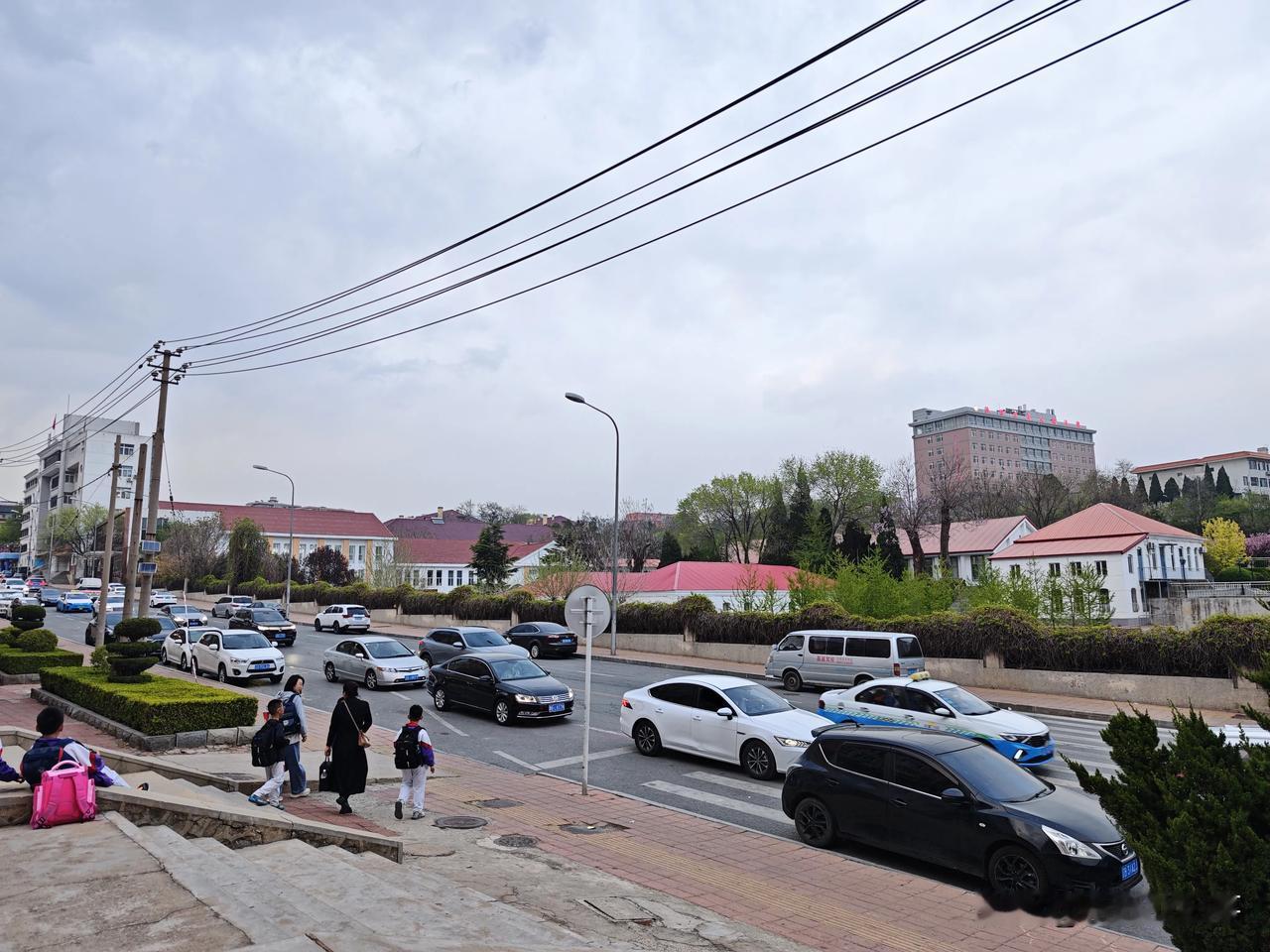 旅顺口区，也就是传说的旅顺，大连下面一个区，公务员一个月工资3500，除了银行、