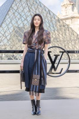 发现了吗？全智贤出席LouisVuitton2026秋冬时装秀的这个造型，整