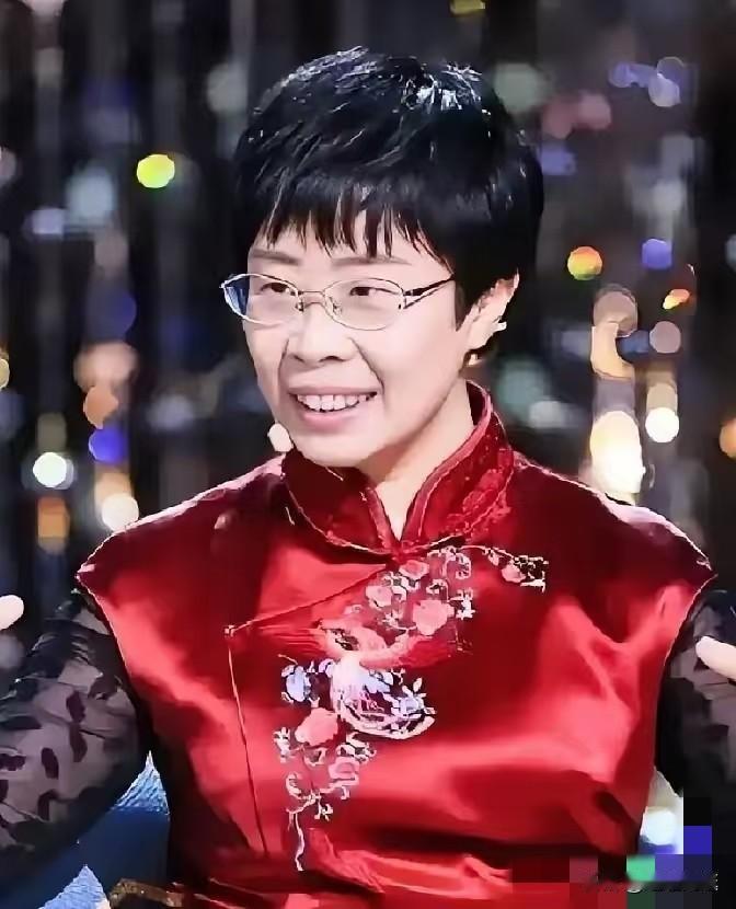 你敢信吗？前阵子还在诗词大会上温温柔柔讲唐诗宋词的蒙曼，就因为聊了几句清朝，直接