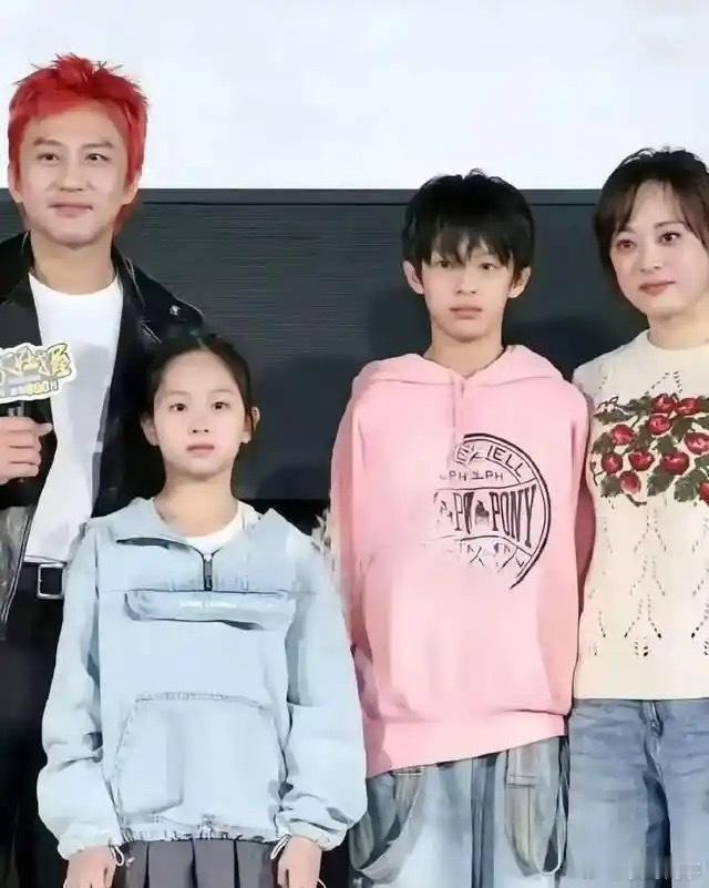 邓超一家外出，14岁等等瘦成“竹竿”。邓超孙俪的两个孩子也算是“星二代”中颜值很