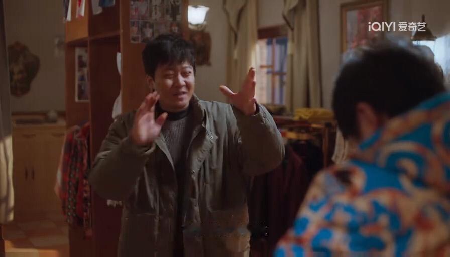 电视剧老舅崔国明是干啥都没有长久的，但是他发掘了，一个烧烤店的明日之星，这个烧烤