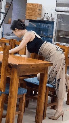 大哥下班就来这家店里坐坐，一个人发发呆！好像忘记了所有的烦恼！老板娘开这家店
