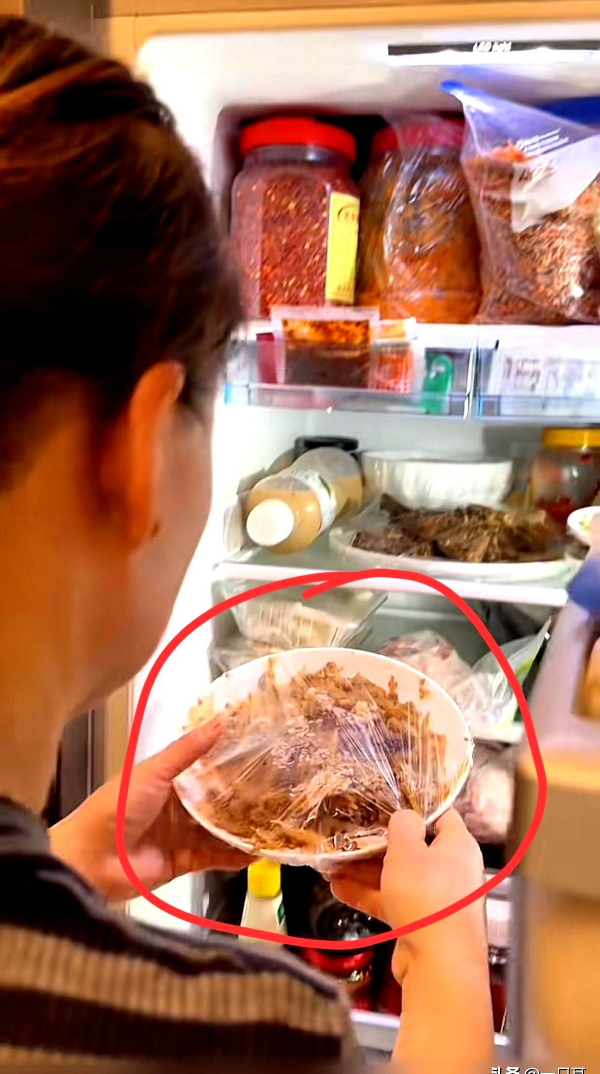 保姆阿姨爆料，雇主家小孩的奶奶，居然给孩子爷爷吃剩面条。这事儿，要不是换班，估计
