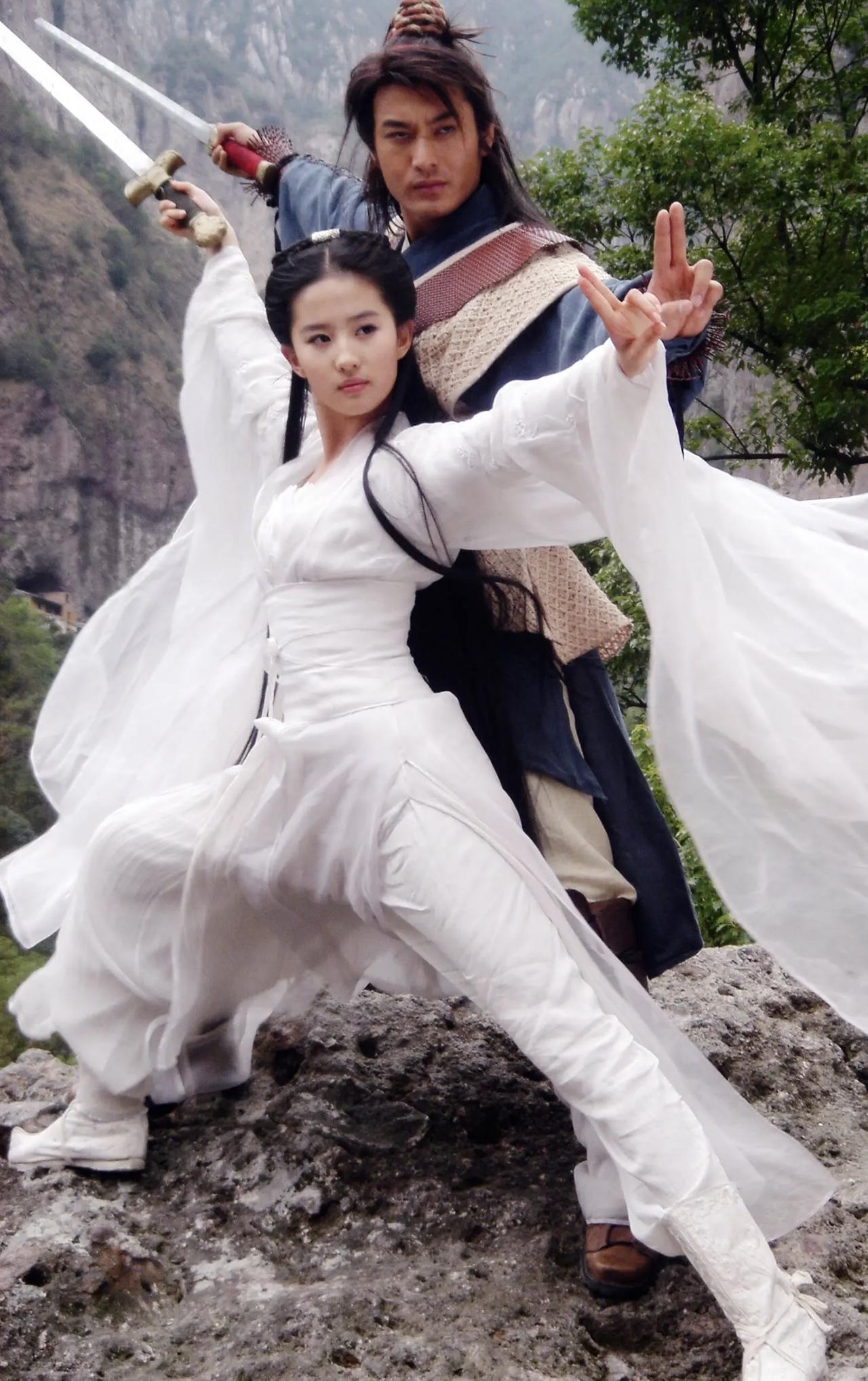 黄晓明与刘亦菲古早剧照,两人拍武侠剧《神雕侠侣》的画面。当年,黄晓明饰演的“
