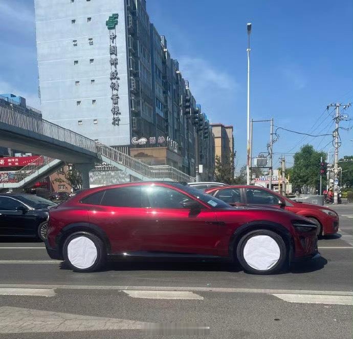 小米YU7GT「车厘子红」实车上路。画面显示，该车已开启无伪装路测，不过轮毂