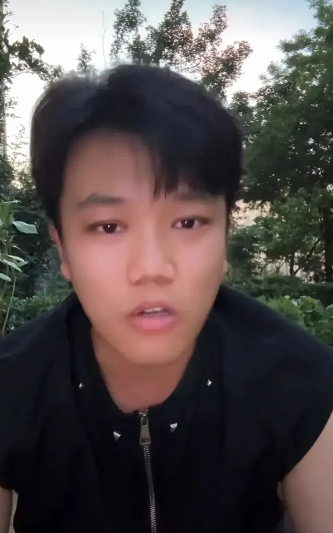 就在今天下午，天刚刚要黑的时候解清帅突然开启了直播，本以为解清帅会因为这次舆论