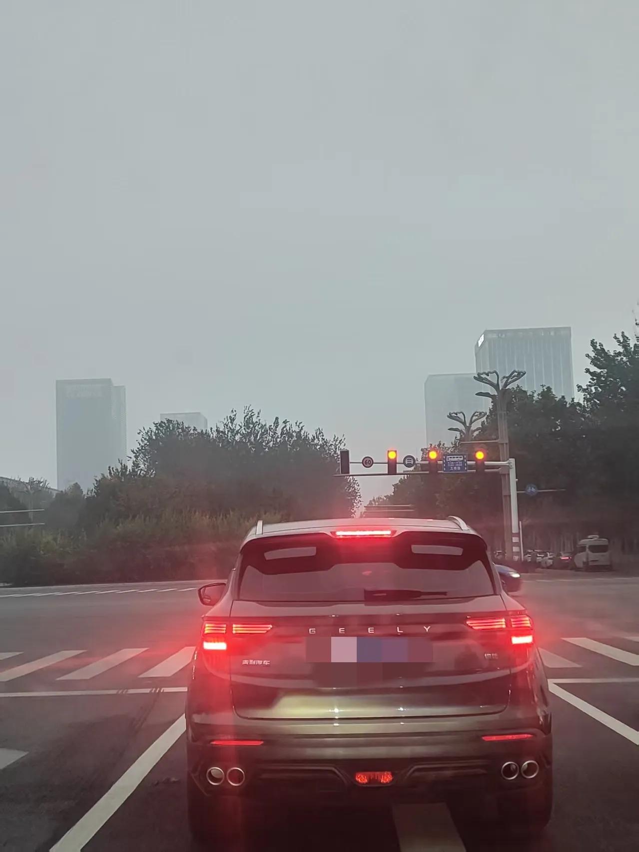 不知道从什么时候开始，在石家庄最右侧车道反而成为了“最快都车道”。现在好多车都