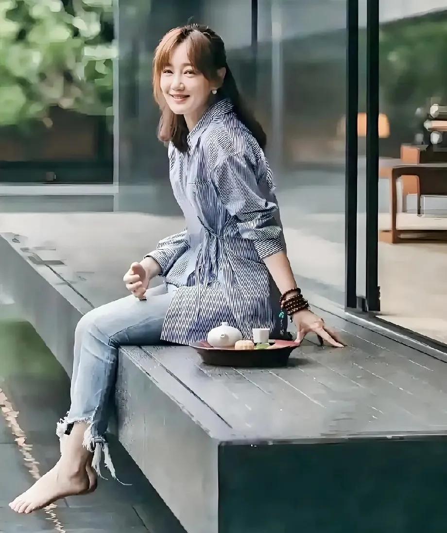 47岁薛佳凝，徐娘半老，风韵犹存，当初因感情之事，一度想入空门。如今在太平年剧