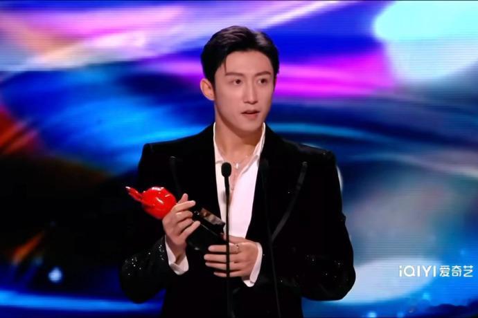 黄景瑜让制片方加油笑得好真实！黄景瑜的魅力已经深深植入大家心中，期待他的作品更