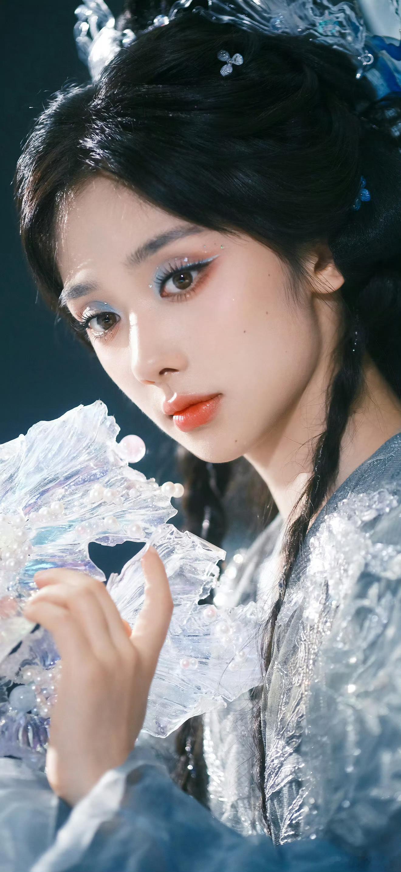 王影璐寒霜神女图王影璐寒霜神女谁还没看这套寒霜神女照！清冷和甜美恰到好处的融合