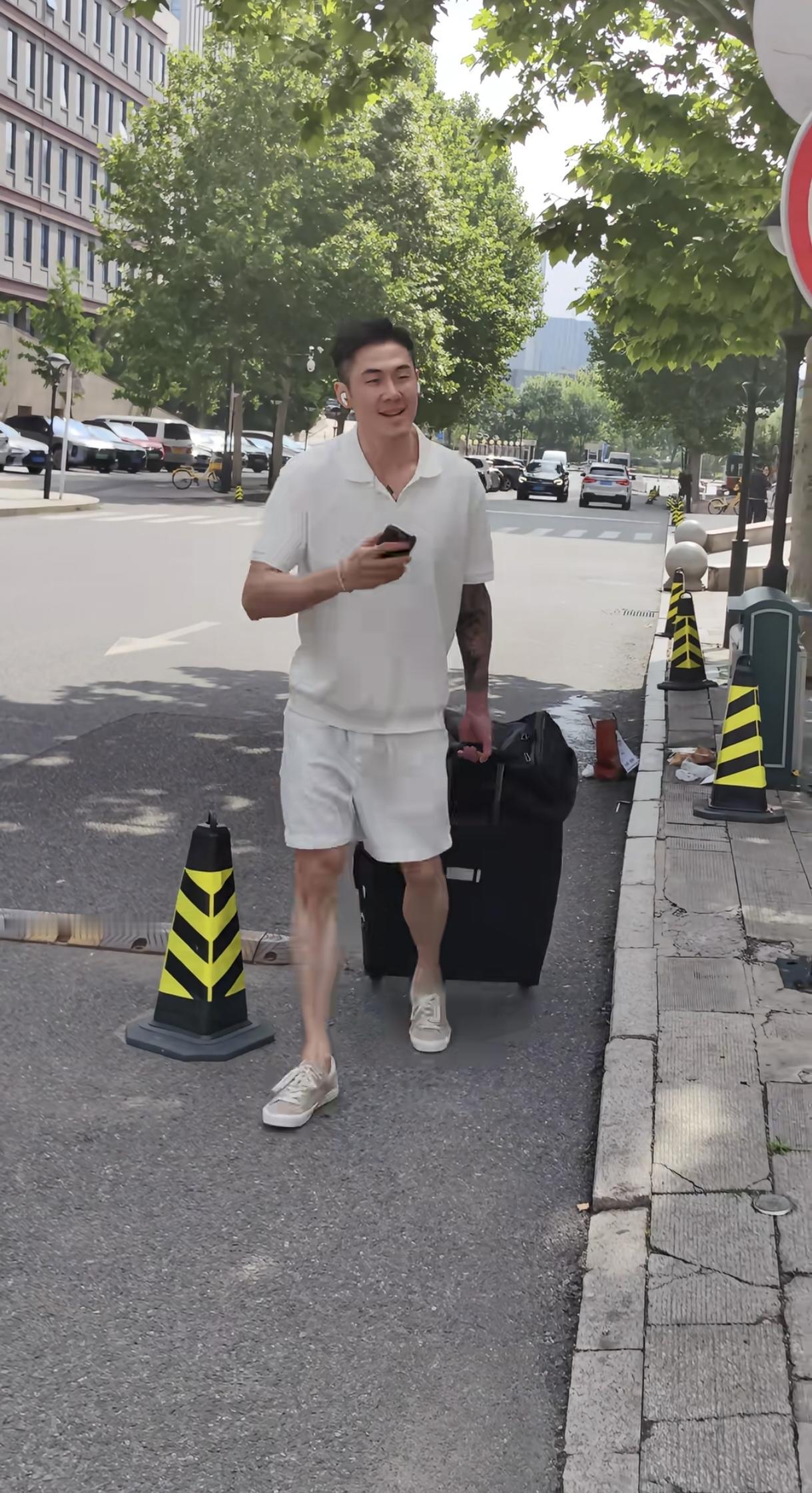 刘峥已经35了，首钢没一个人脚步比他快的。是个人都会老，刘铮对上海队的贡献这些年