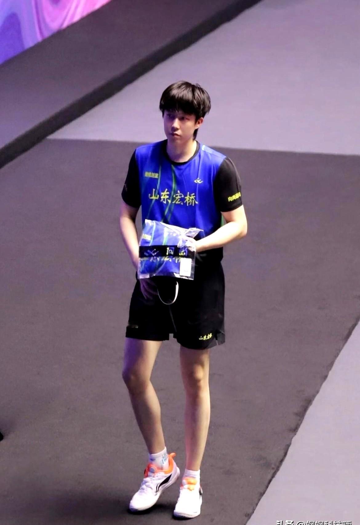 21岁运动员写的诗你敢信？袁老去世那会儿，王楚钦训练完随手写的那首28字小诗，