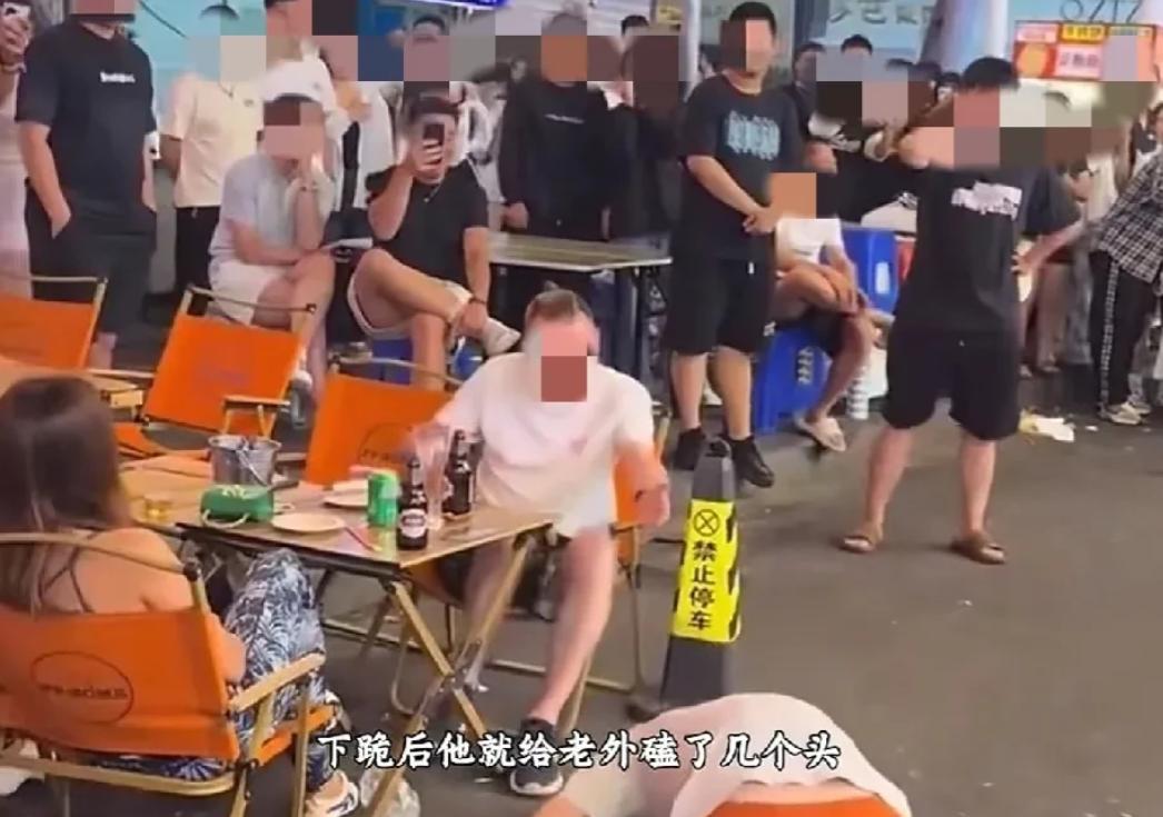 吉林长春一男子在街头给老外下跪磕头，起身后激动声称：“我是个顶天立地的中国人，但
