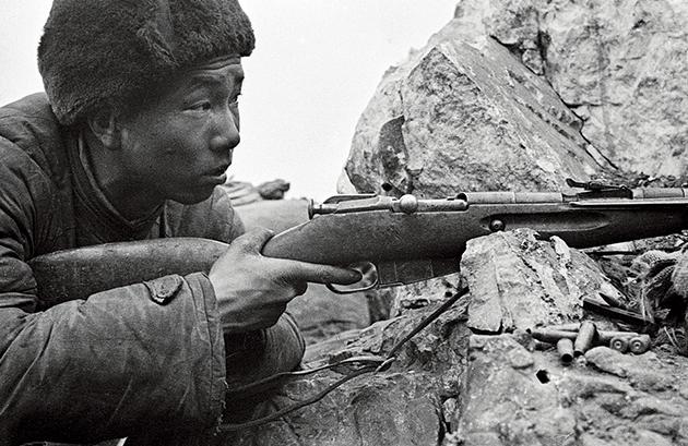 1953年，美国顶级狙击手艾克上校在一次射击中打中了一名志愿军战士，让其掉进了壕