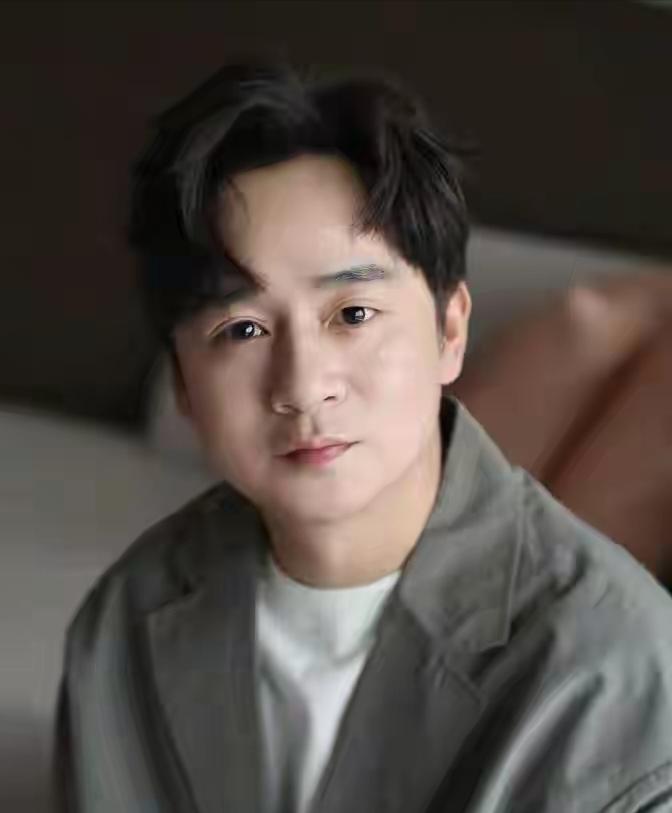 《八千里路云和月》昨晚在央8黄金搭档播出两集。扮演孟万福的黄澄澄不是男一号，但他