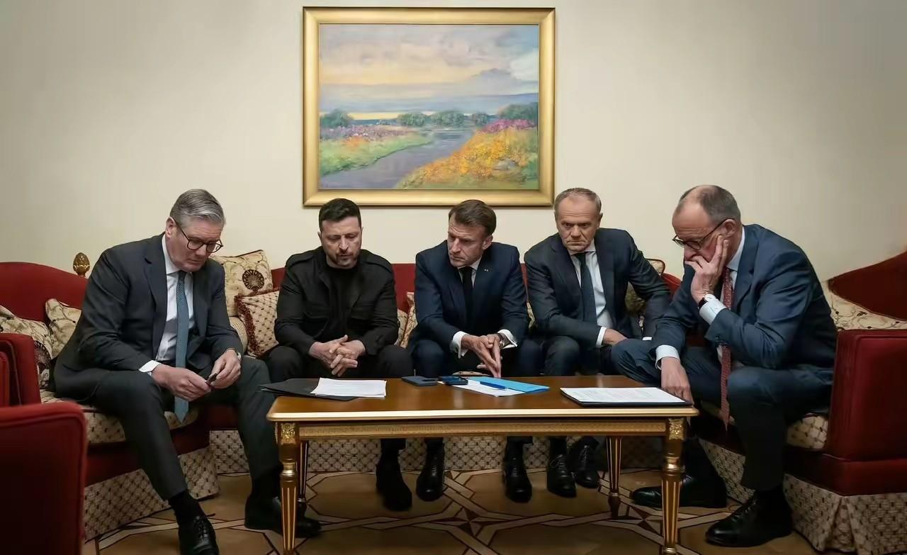 万斯口中的“活在幻想世界中的”政客，与斯基一起，看看他们，各怀心思，哪是一个愁字