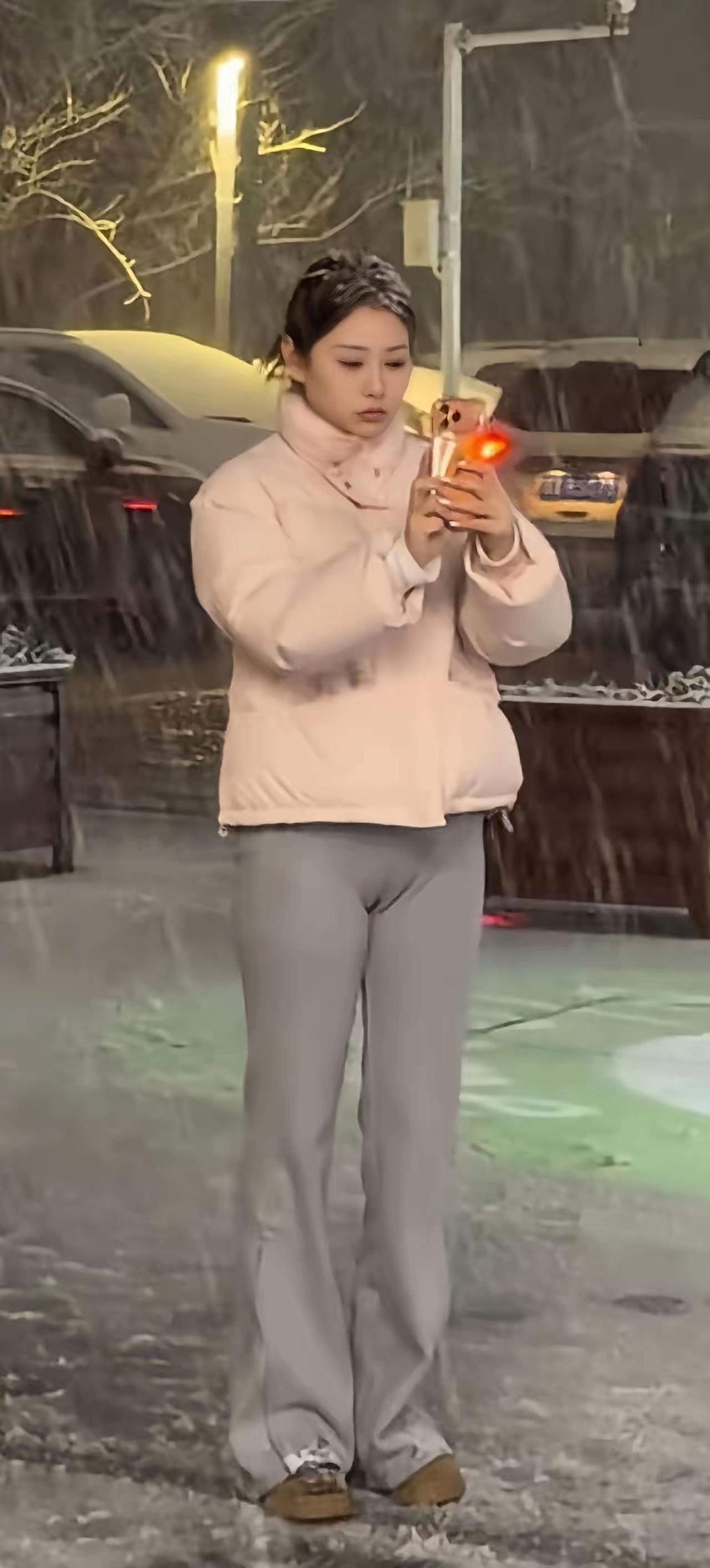 不知道你是在拍人还是拍风景，但至少你成了别人眼中的风景。