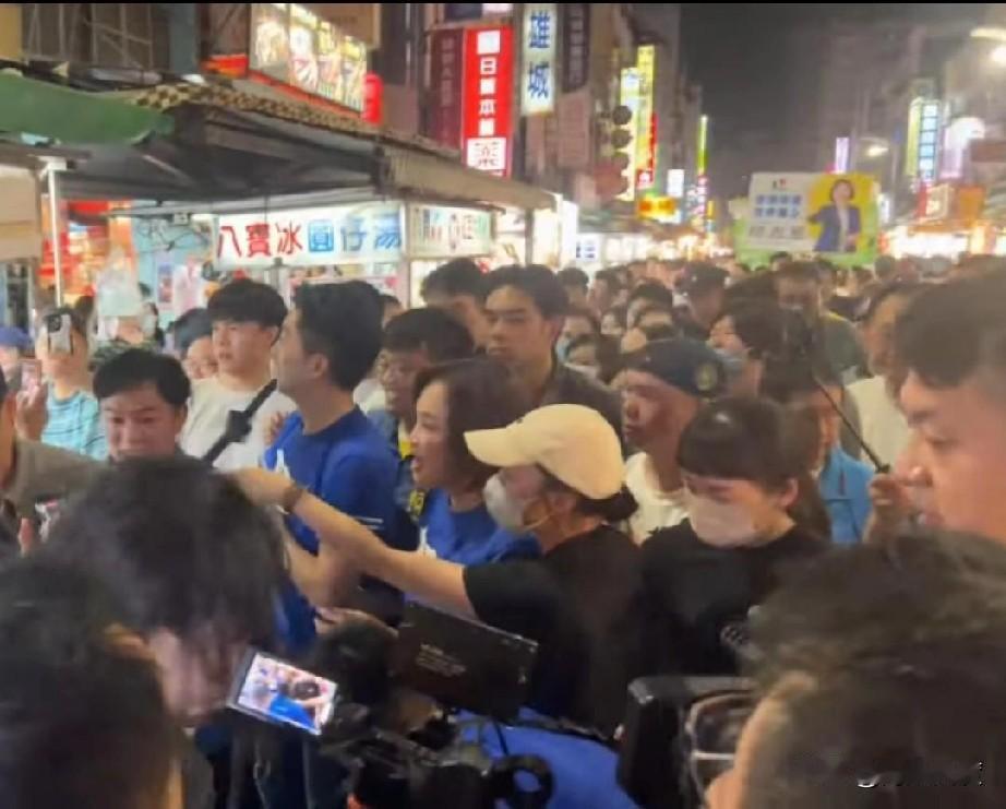 蒋万安突袭高雄六合夜市人潮挤到爆，原来在夜市创个什么“流”，如此简单！沈伯洋的这