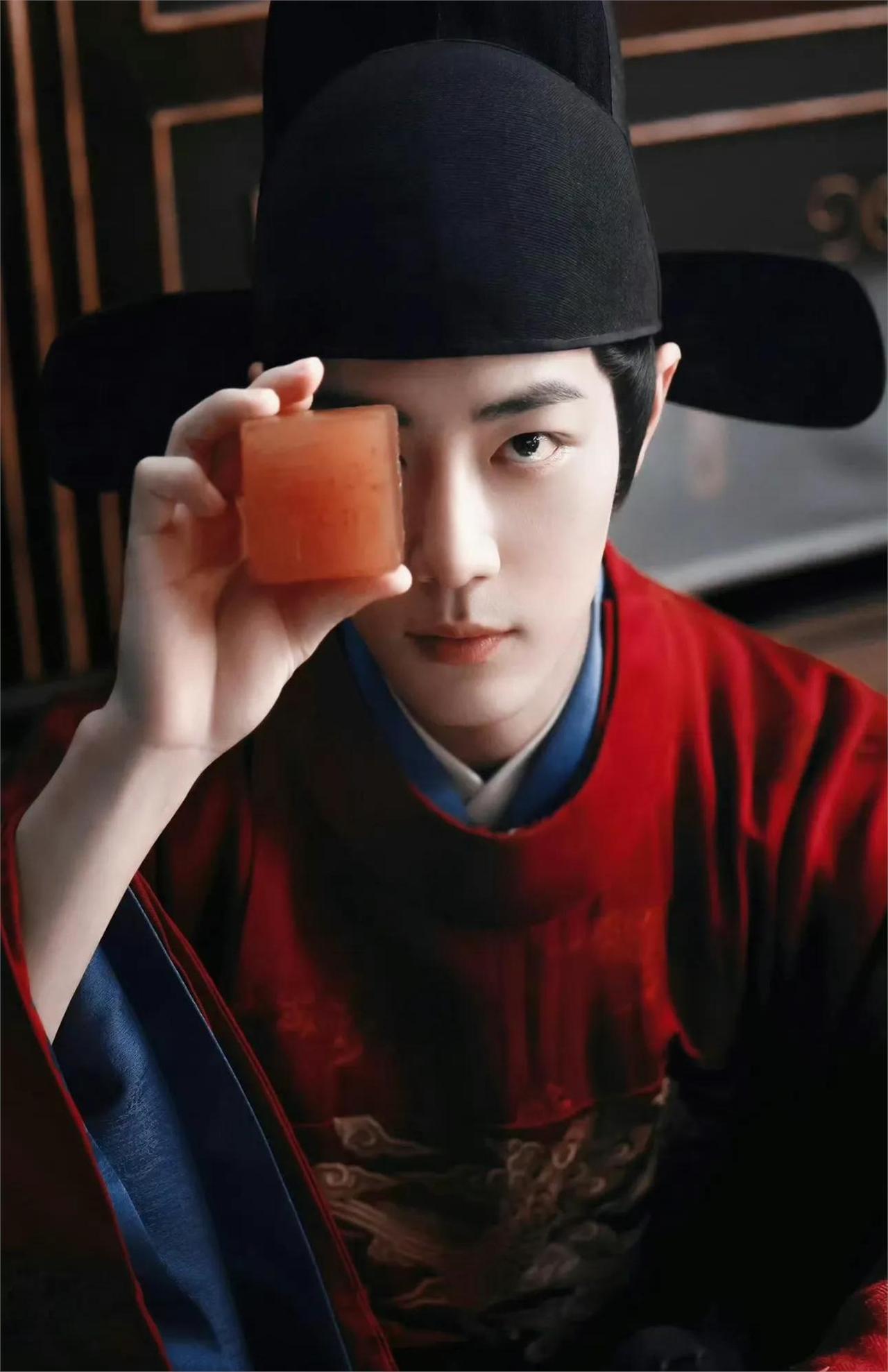 昨晚跟一个刚离职的微博之夜运营吃饭，他抿了口酒，手都在抖：“我们后台看到那数字，