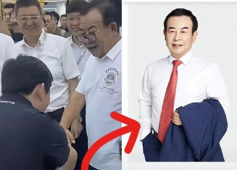 在重庆摩博会现场，向来狂放不羁、满身锐气的张雪，见到那个戴着黑框眼镜的老头儿时，