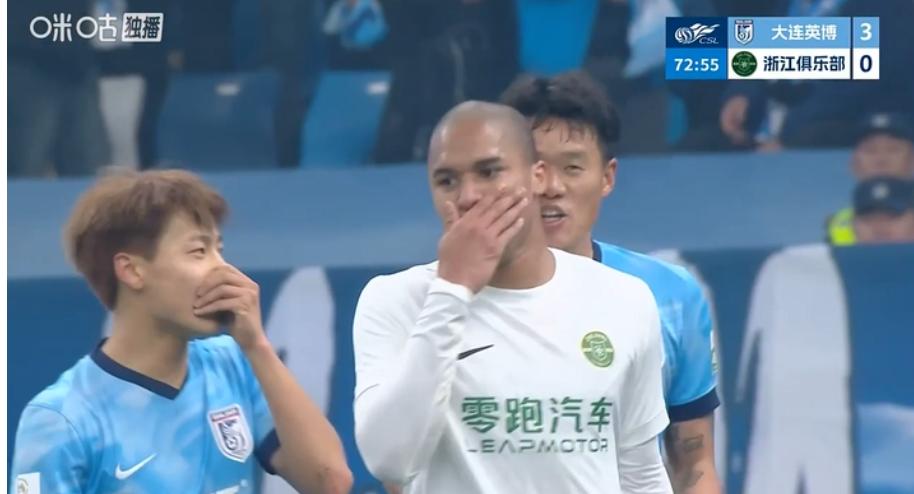 大连英博主场3:0浙江，球场上一幕差点没让我笑出声。当时比赛大局已定，浙江队外