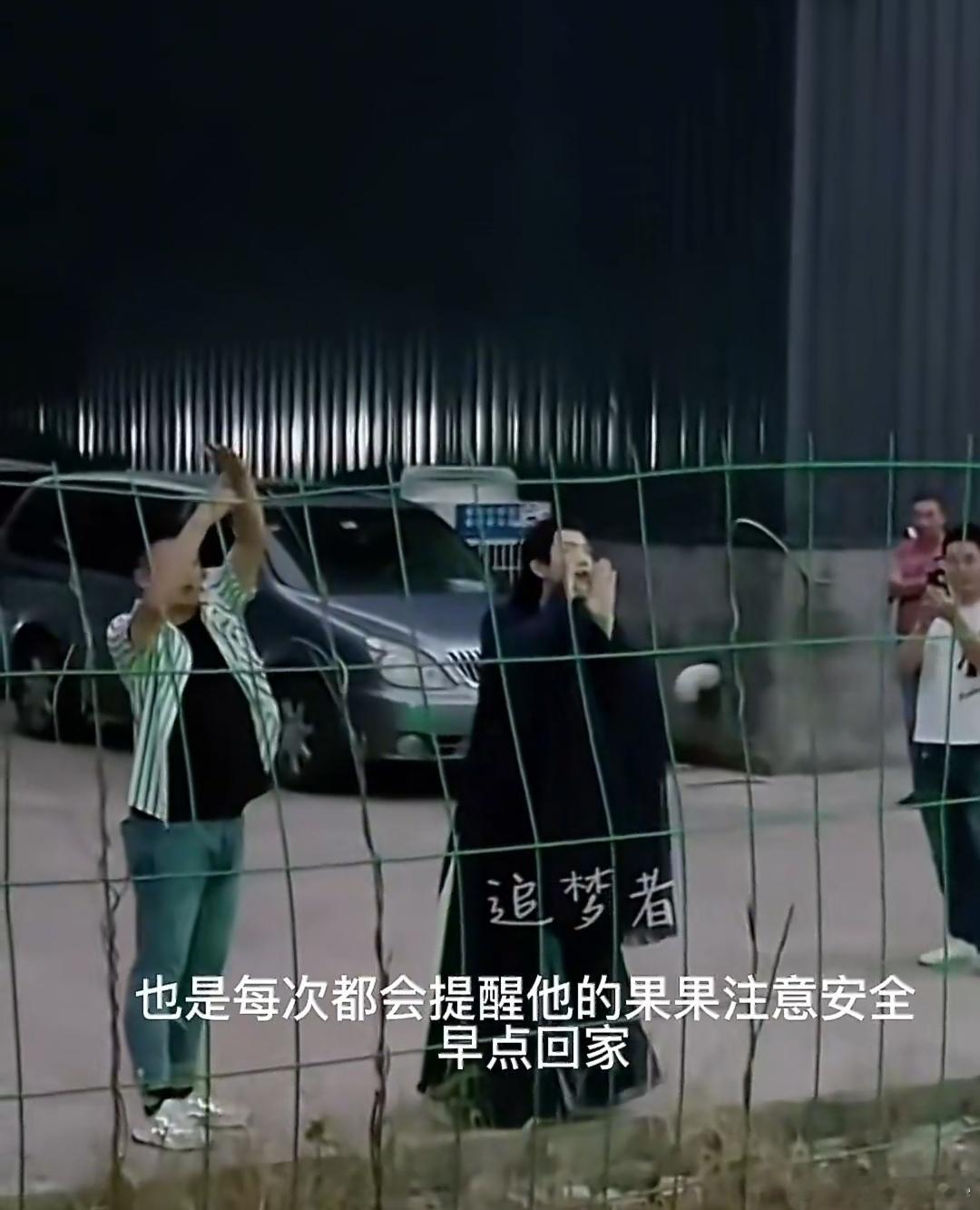 成毅脚骨折拍奔跑戏出道至今，始终如一，将表演当作艺术，从不懈怠糊弄。成毅免检不是