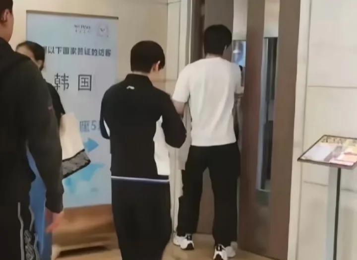 哇，我的天呀王楚钦和孙颖莎一起为世锦赛办签证去了。真好太好了，就喜欢看他俩一起的