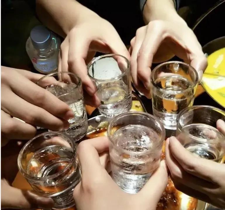 非常震撼的一句话：底层人无朋友，底层人无社交。不属于的圈子不要硬挤，就是挤挤进