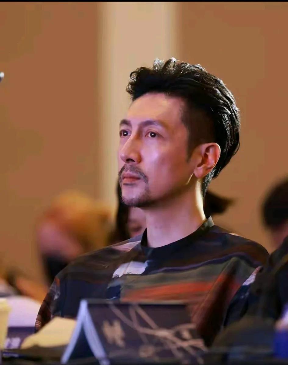 差点没有认出他来，就是换了一个发型，整个人就变得让人认不出来了，又Man，又阳刚