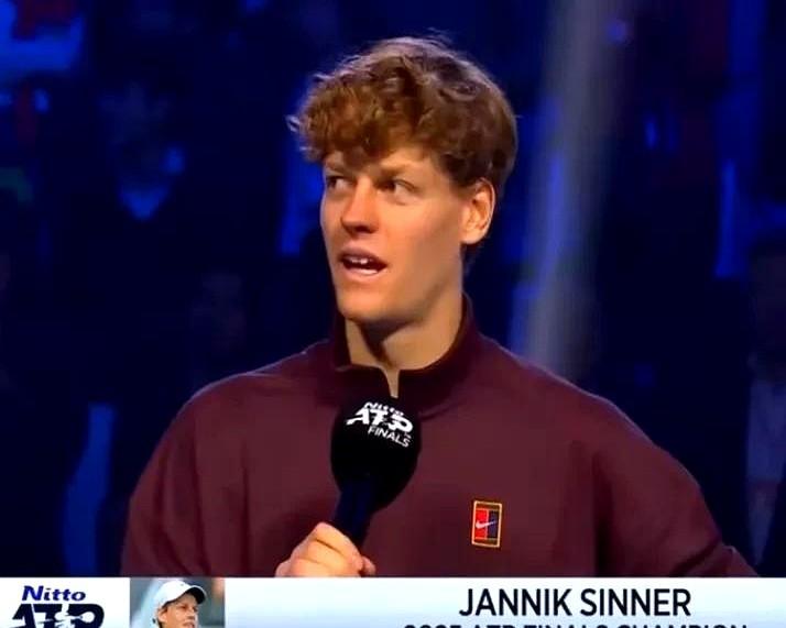 发挥非常稳定辛纳把稳定写进了每一拍，2024年澳网夺冠、六月登顶世界第一，硬