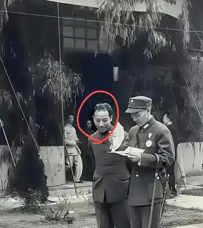 这才是真实的戴笠。1943年，戴笠和蒋介石在重庆，可以看到，戴笠低头哈腰，一脸谄