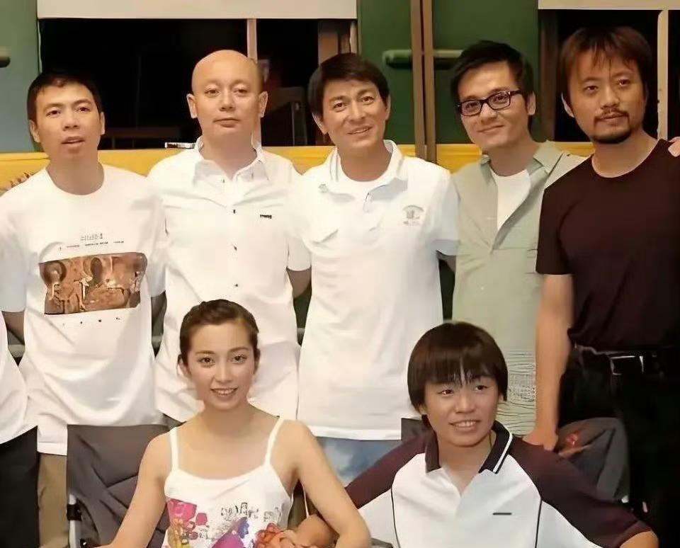 王宝强性格有多好？看这张照片就知道了。冯小刚、刘德华、葛优这么多大牌在场，也