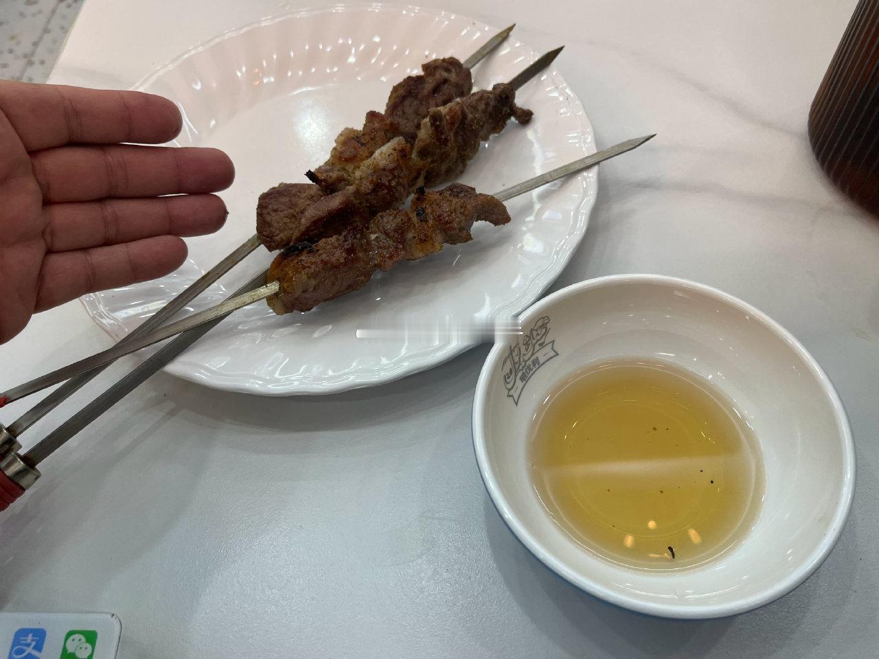 吃了仨羊肉串，赶紧出发去下一个地点！