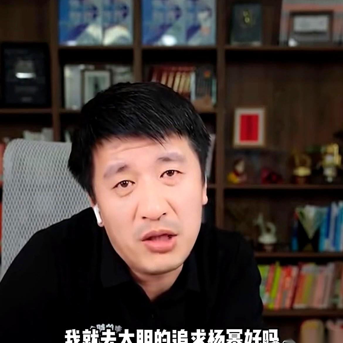 他走了。然后，所有人都跑去一个女人的微博底下，死死地盯着。等她一个字，一个标